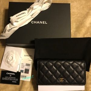 Authentic Chanel RARE Carviar Wallet On Chain